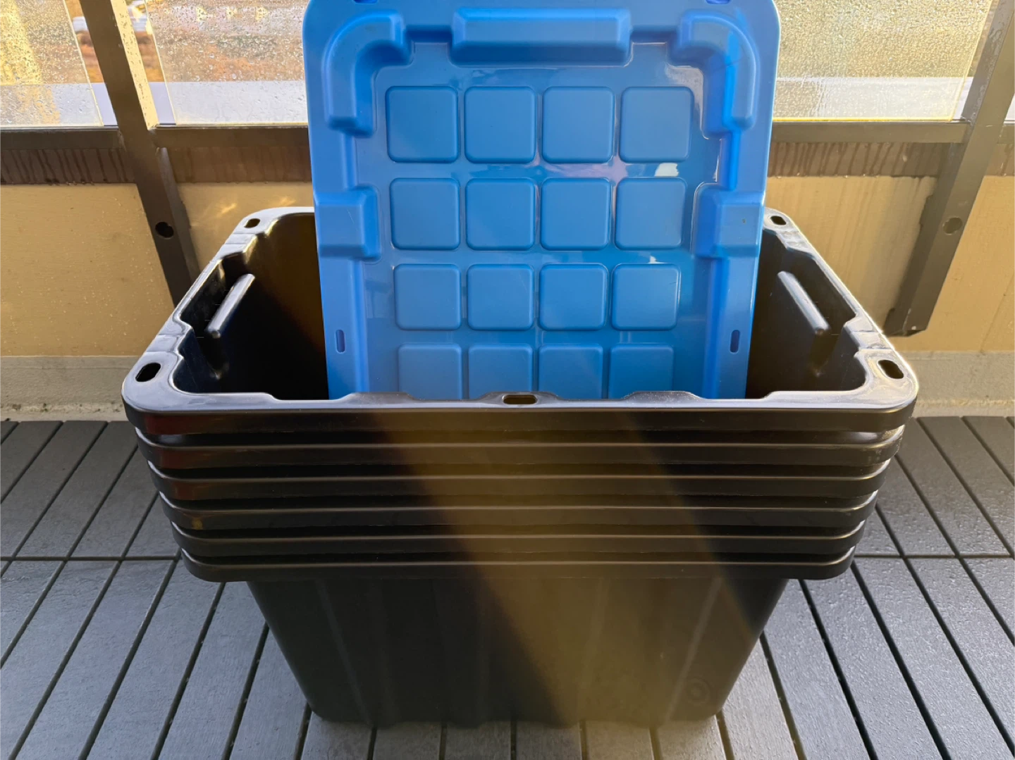 Plastic stackable Storage Totes with Lids