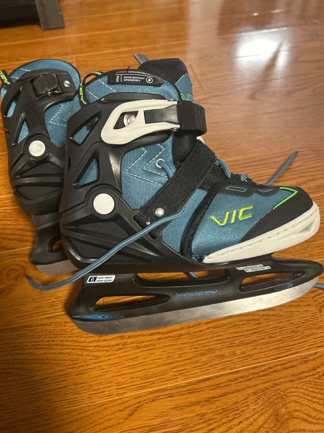 VIC Children's Adjustable Ice Skates - Size 6