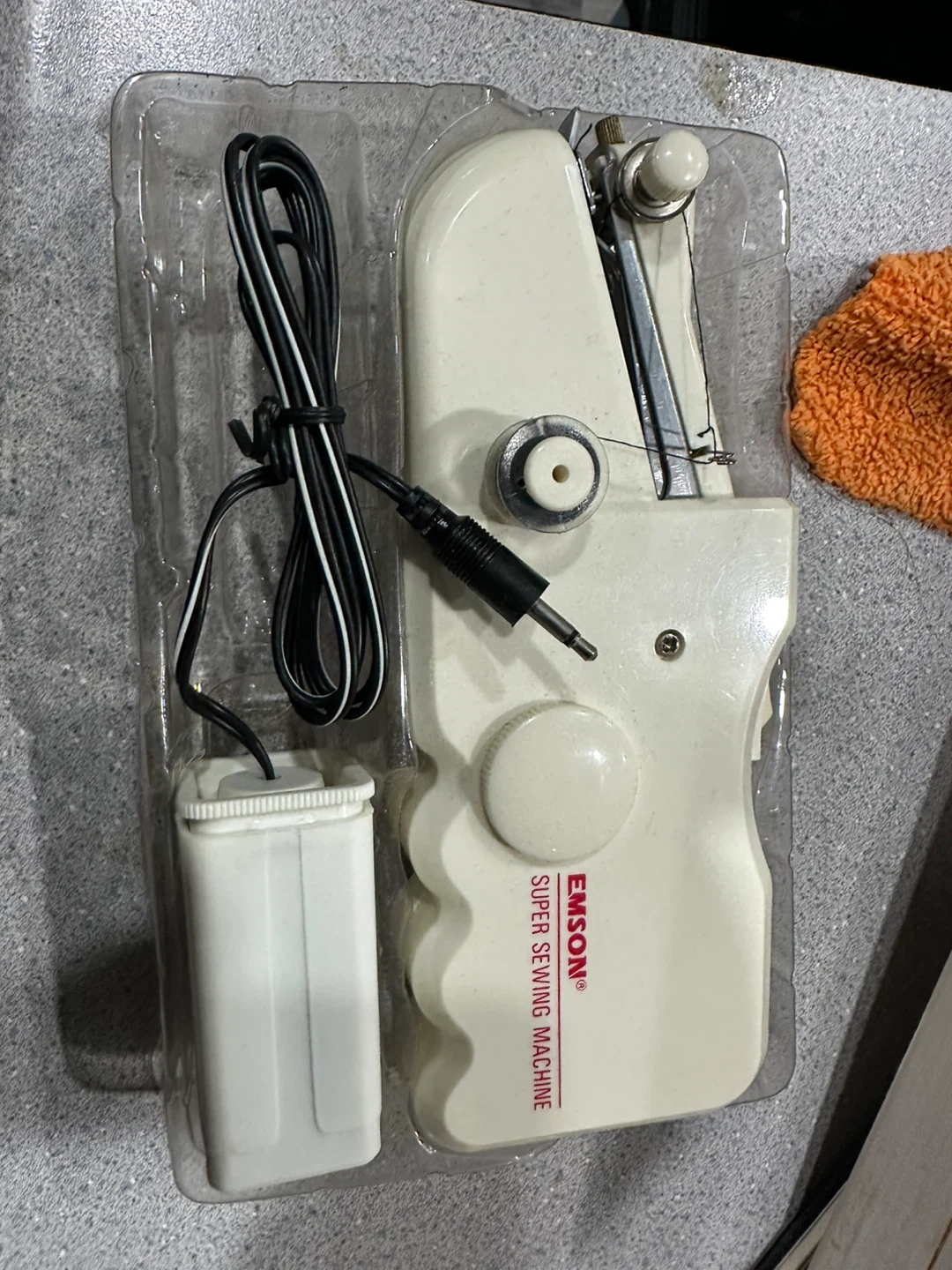 Emson Super Sewing Machine - Portable - photo 2