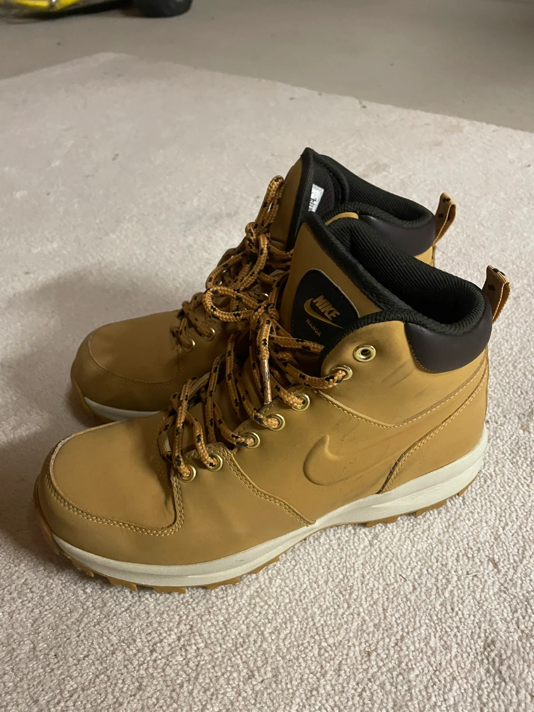 Nike Manoa Leather Boots - Size 8