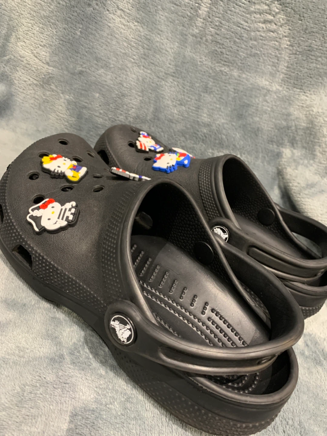 Crocs Classic Clog Black J4 with Hello Kitty charms - photo 2