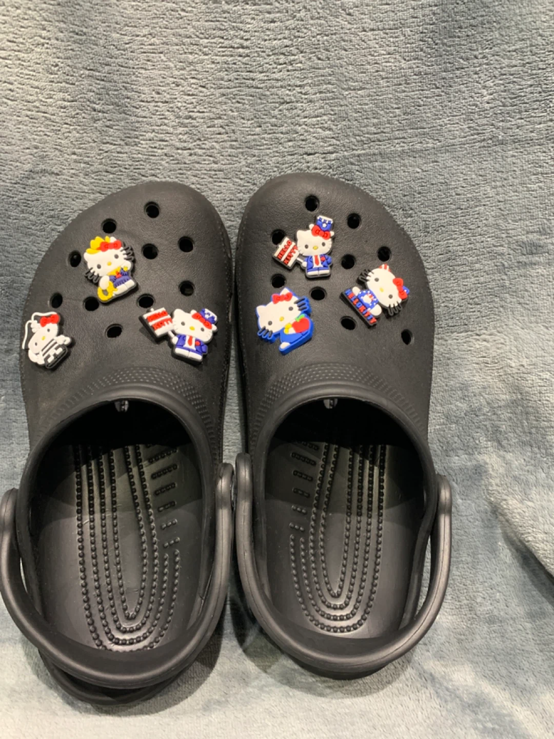 Crocs Classic Clog Black J4 with Hello Kitty charms