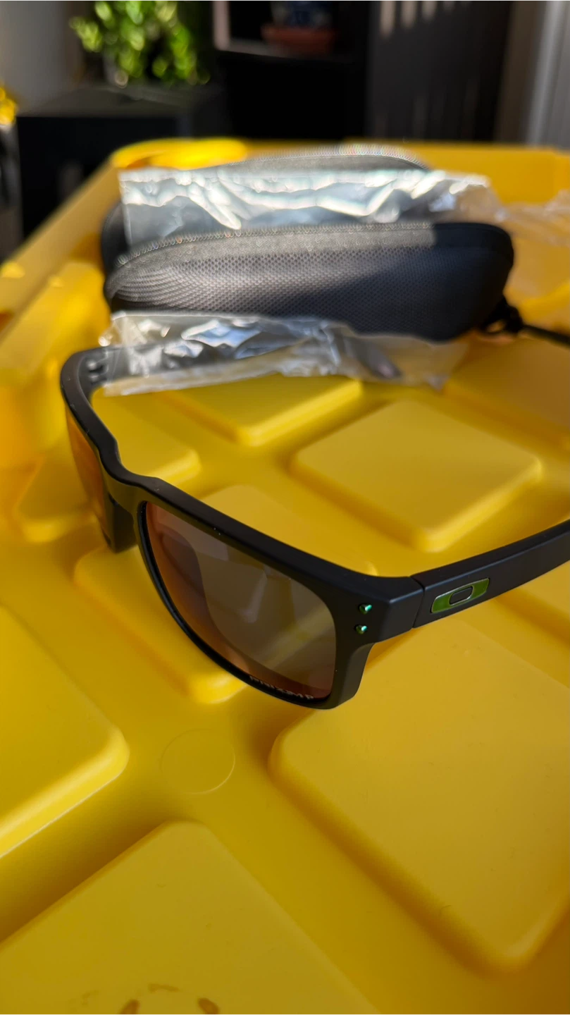 Oakley Sunglasses with Case - photo 2