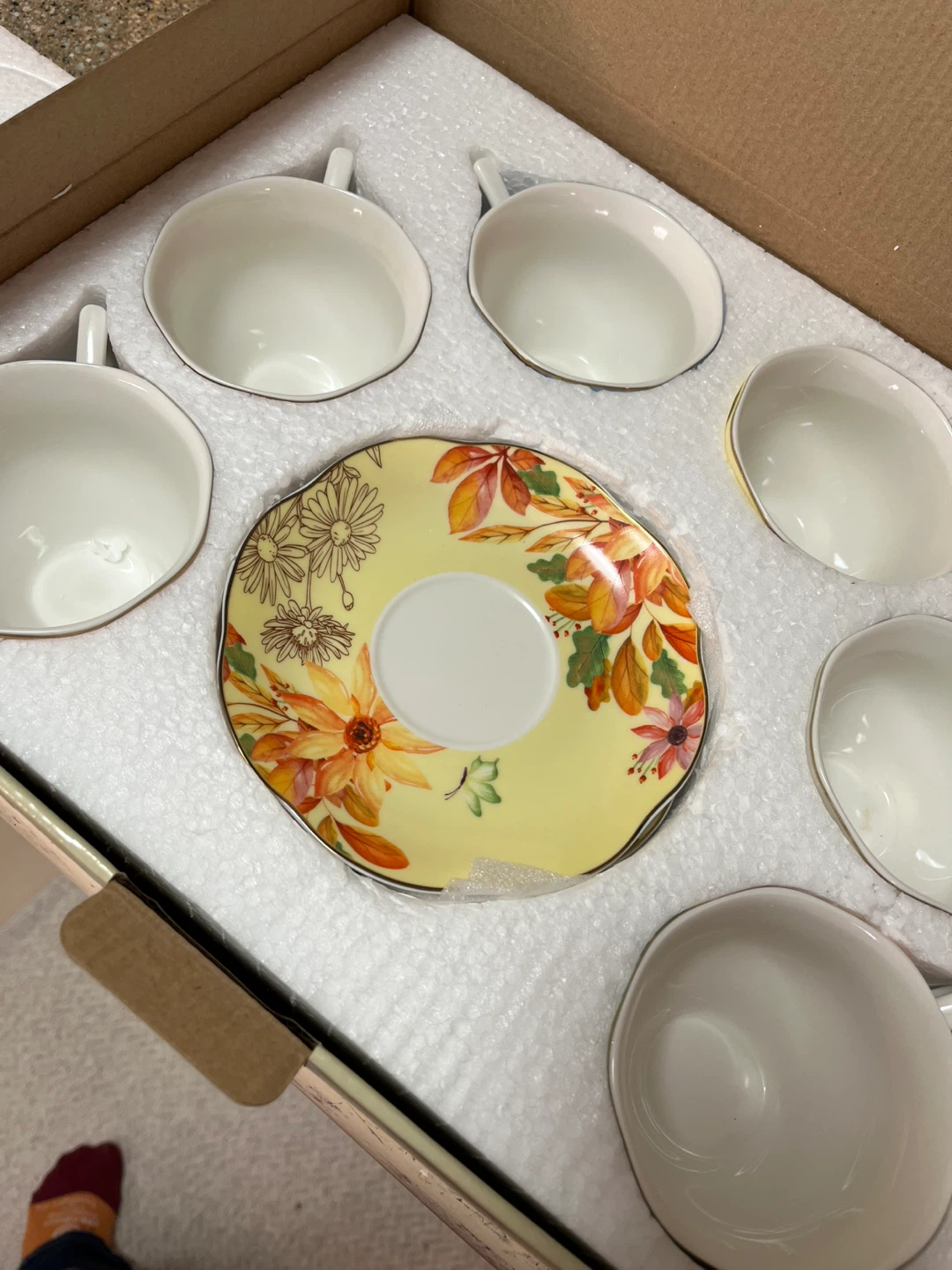 Floral Tea Cups Set - like New in Box - photo 2
