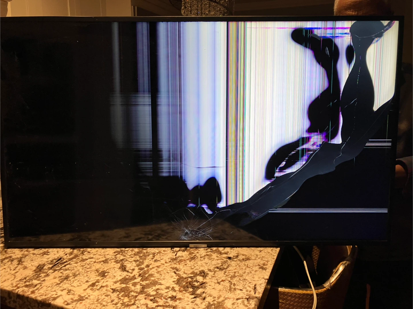 Damaged Samsung UHD 4K NU7100 Series Smart TV