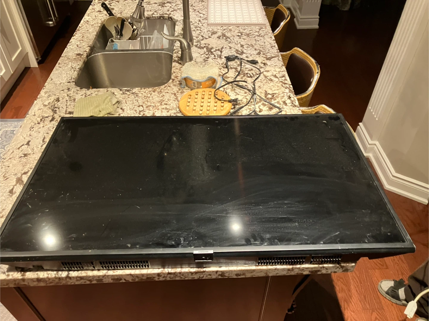 Damaged Samsung UHD 4K NU7100 Series Smart TV - photo 3