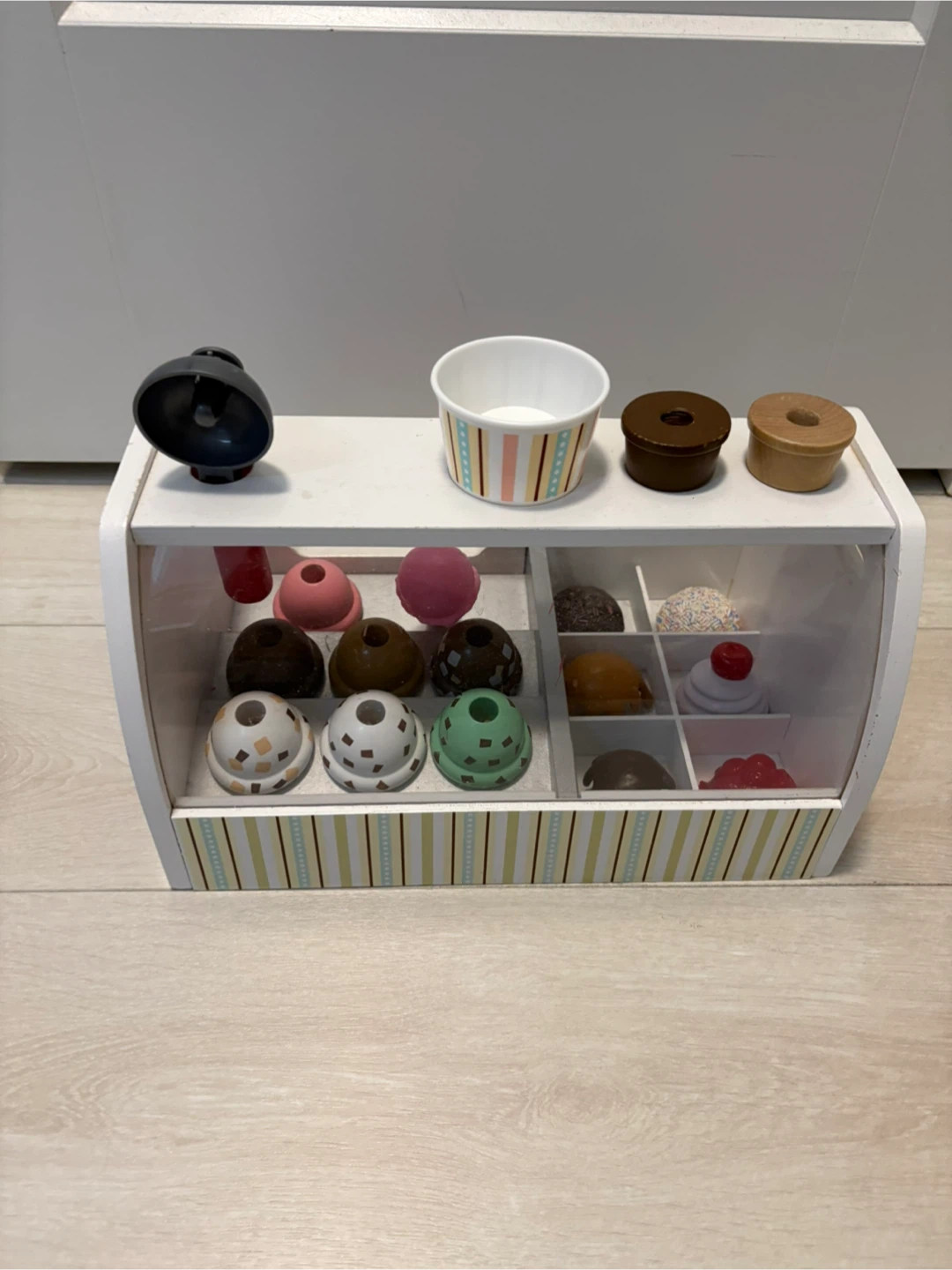 Melissa & Doug Scoop & Serve Ice Cream Counter - photo 2