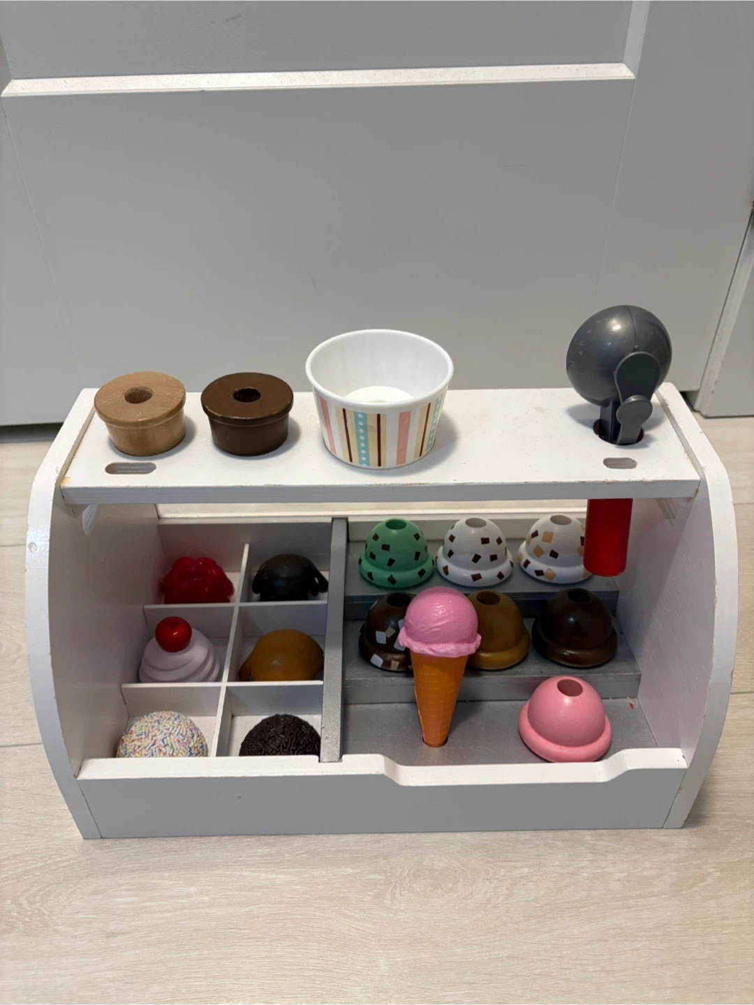 Melissa & Doug Scoop & Serve Ice Cream Counter