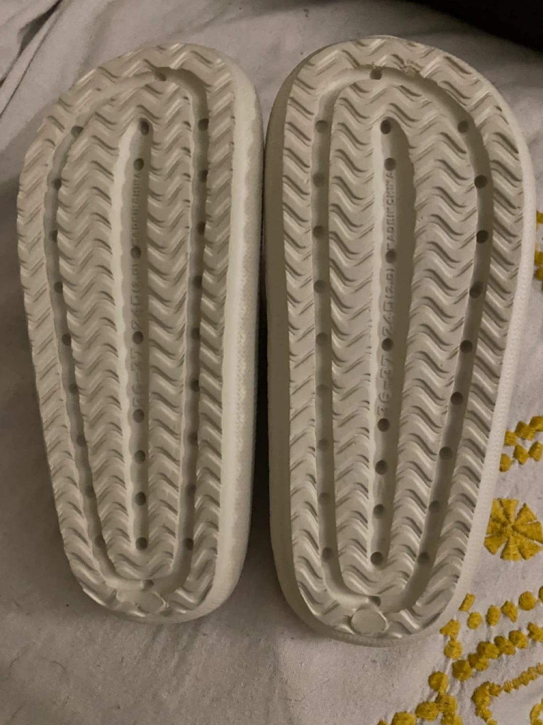 White Pillow Slides Sandals, size 7 - photo 4