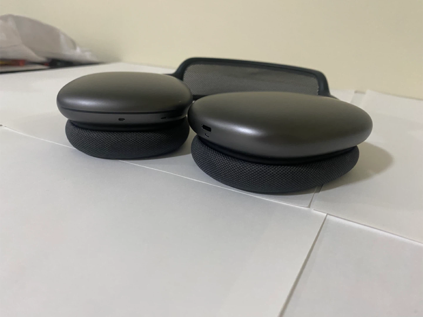 AirPods Max, Space Gray, Excellent Condition, With Case - photo 3
