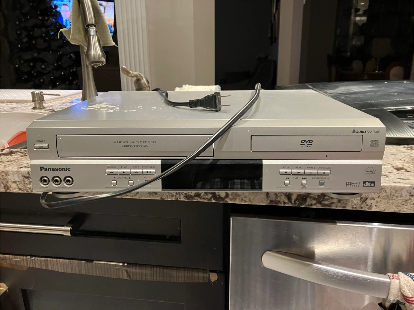 Panasonic PV-D4743S-K VCR/DVD Combo Player