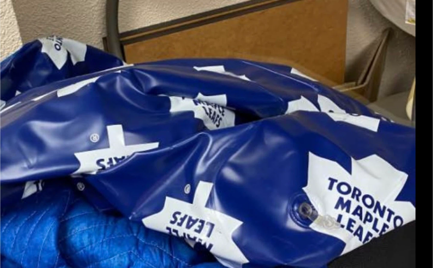 Maple leaf inflatable chair