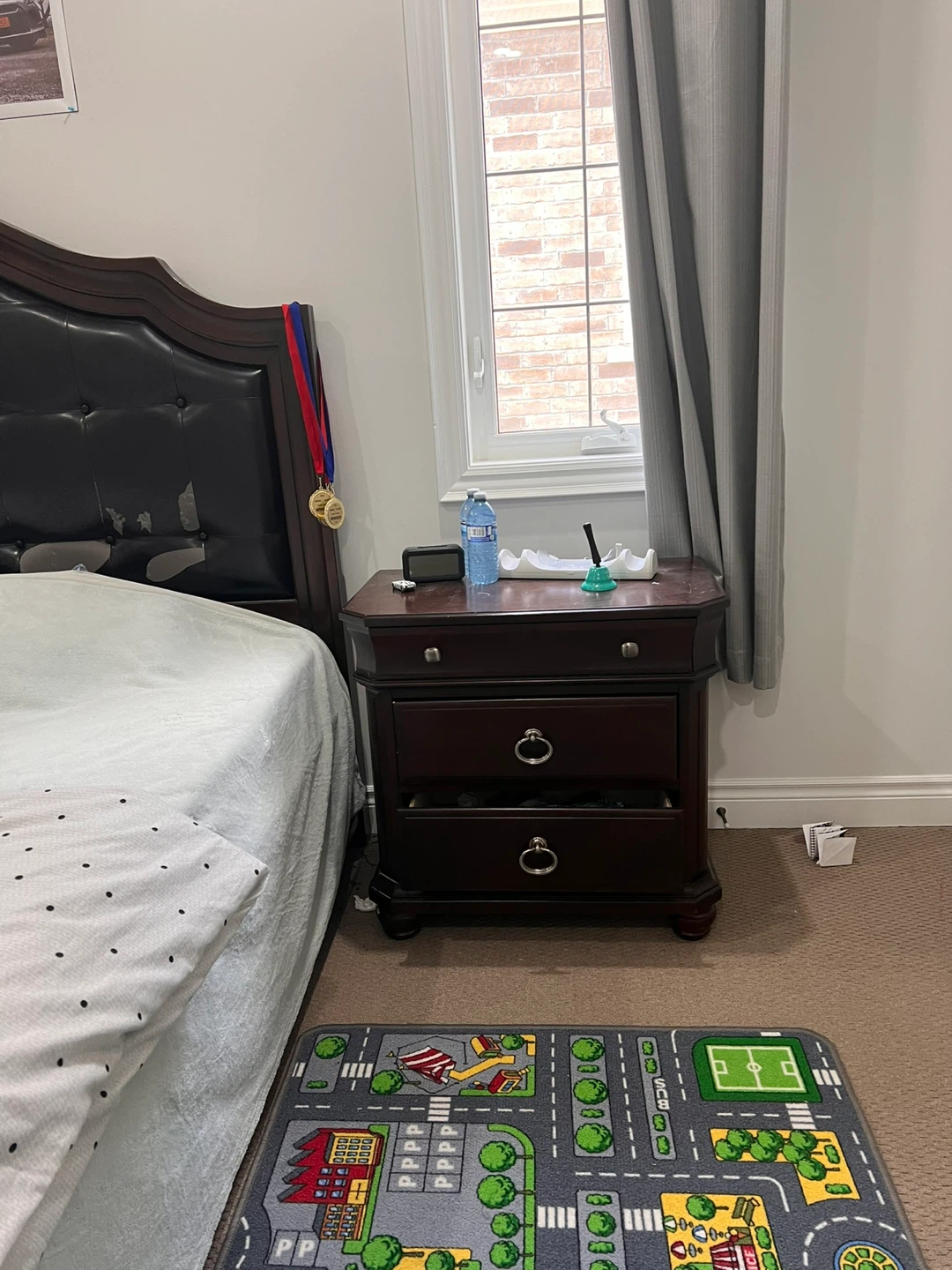 King size bed with 2 nigh stands and dresser chest - photo 3