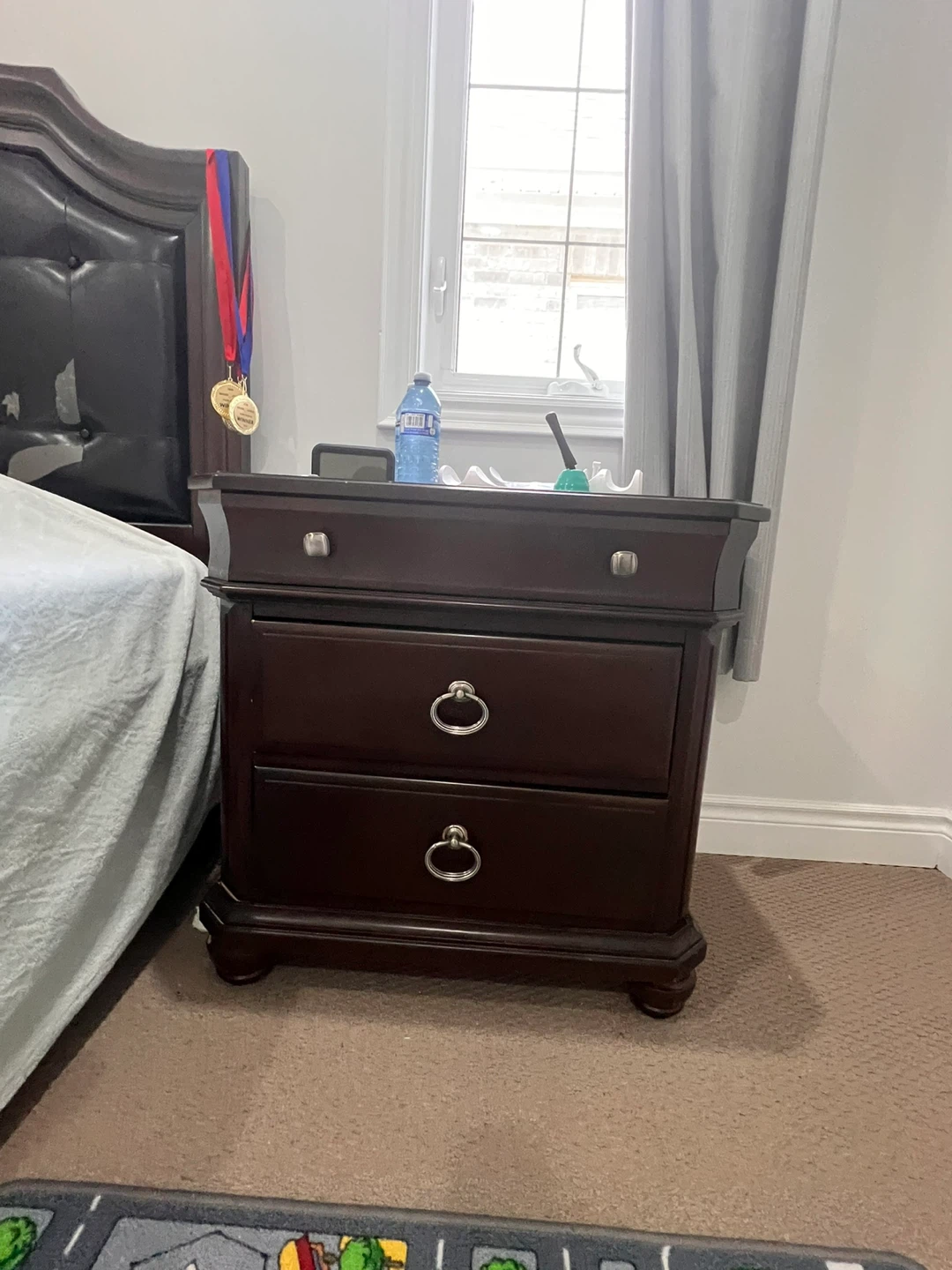 King size bed with 2 nigh stands and dresser chest - photo 4