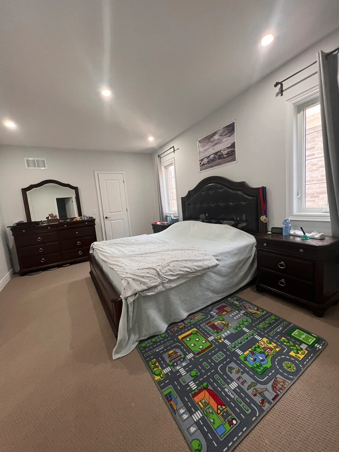King size bed with 2 nigh stands and dresser chest - photo 5