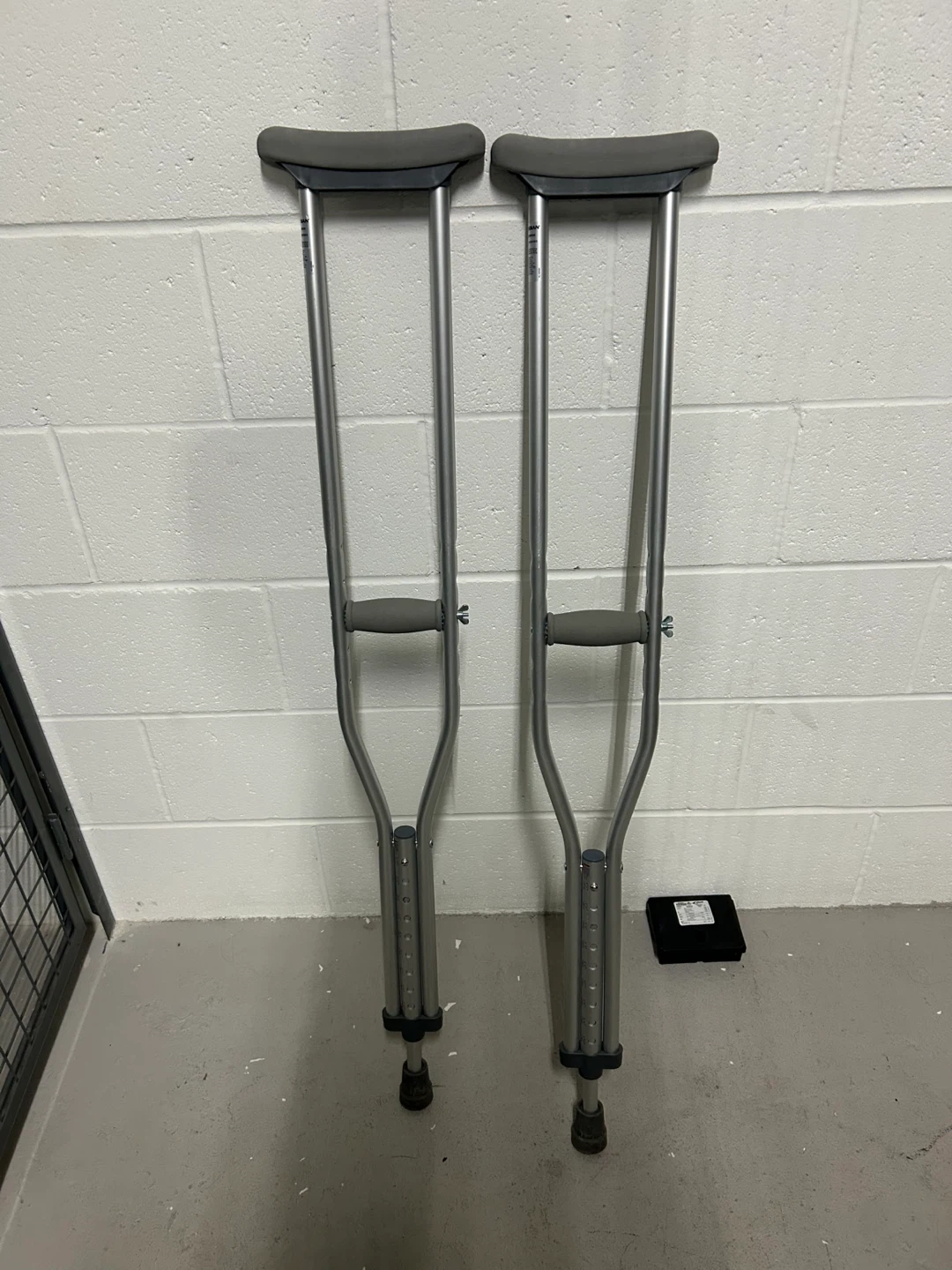 Adjustable Aluminum Crutches