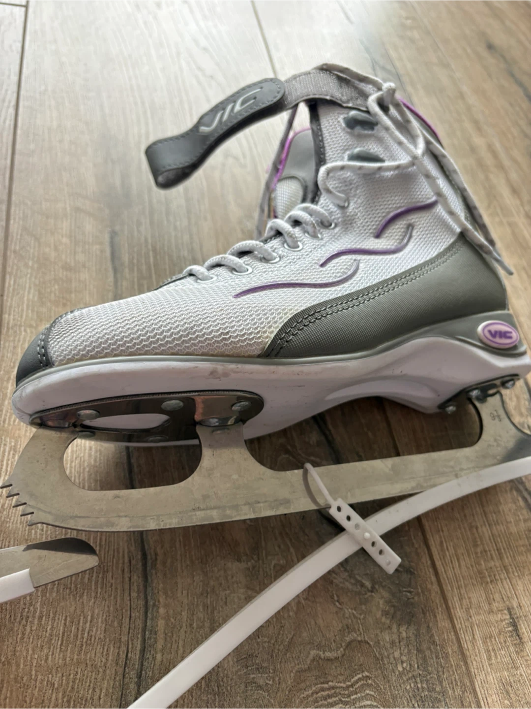 VIC Ice Skates - US Size 5 - photo 3