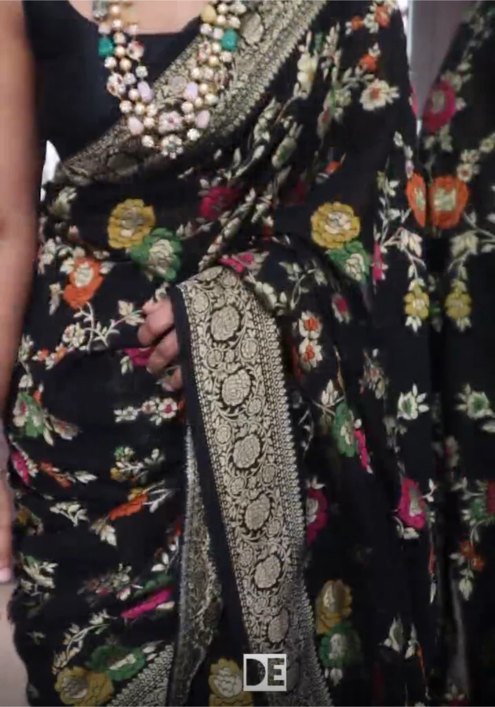 Floral Black Saree - photo 2