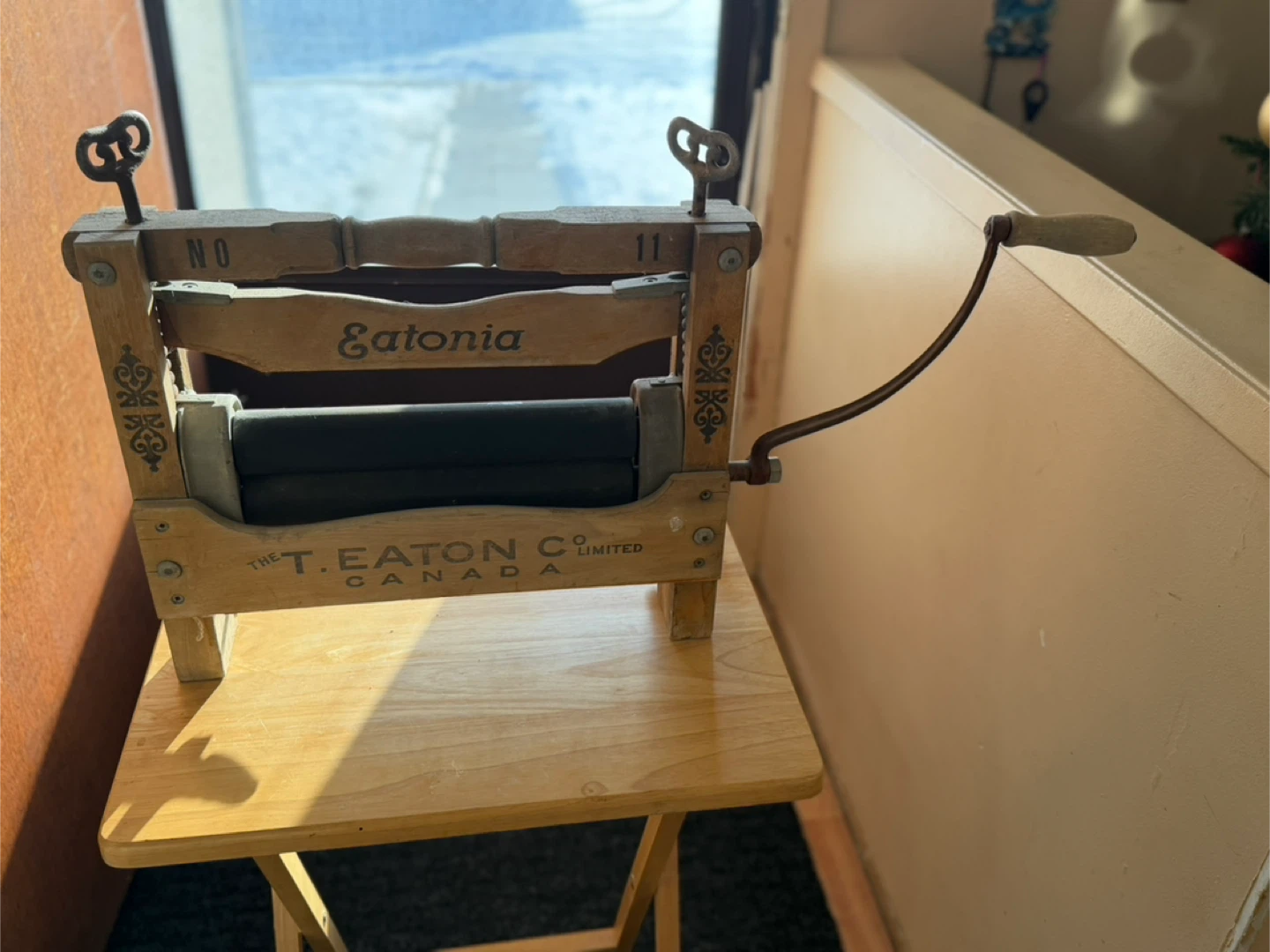 Vintage Eaton's Eatonia Wringer Washer - photo 2