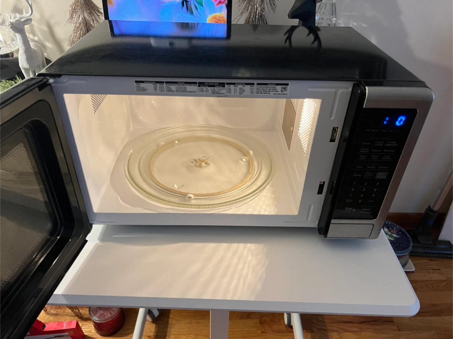 Sharp Carousel Microwave Oven - photo 2