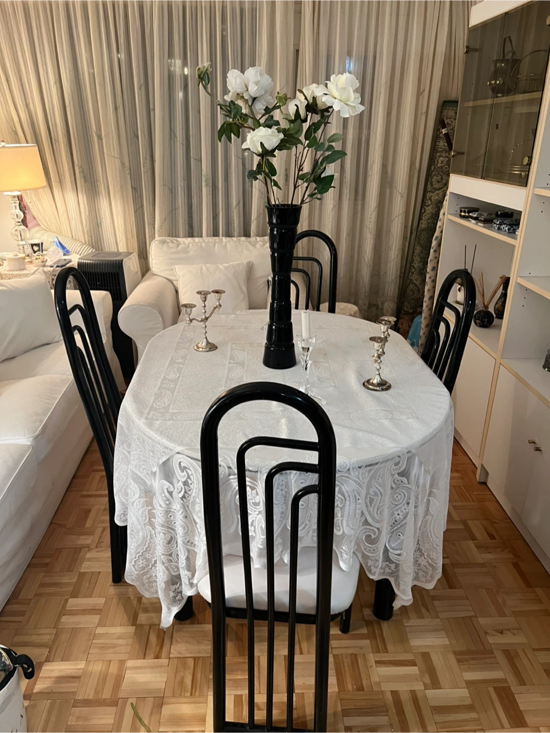 Extendable dining table with 4 chairs