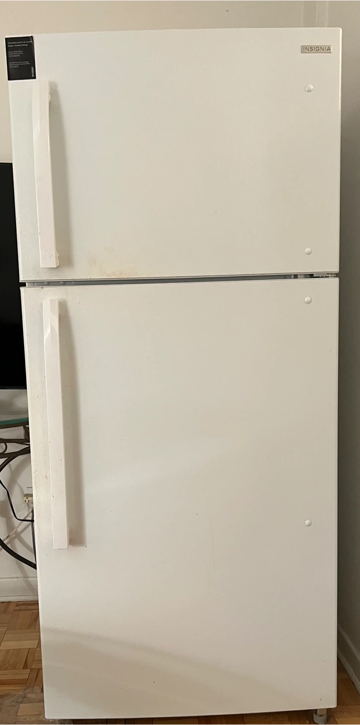 Insignia White Top-Freezer Refrigerator