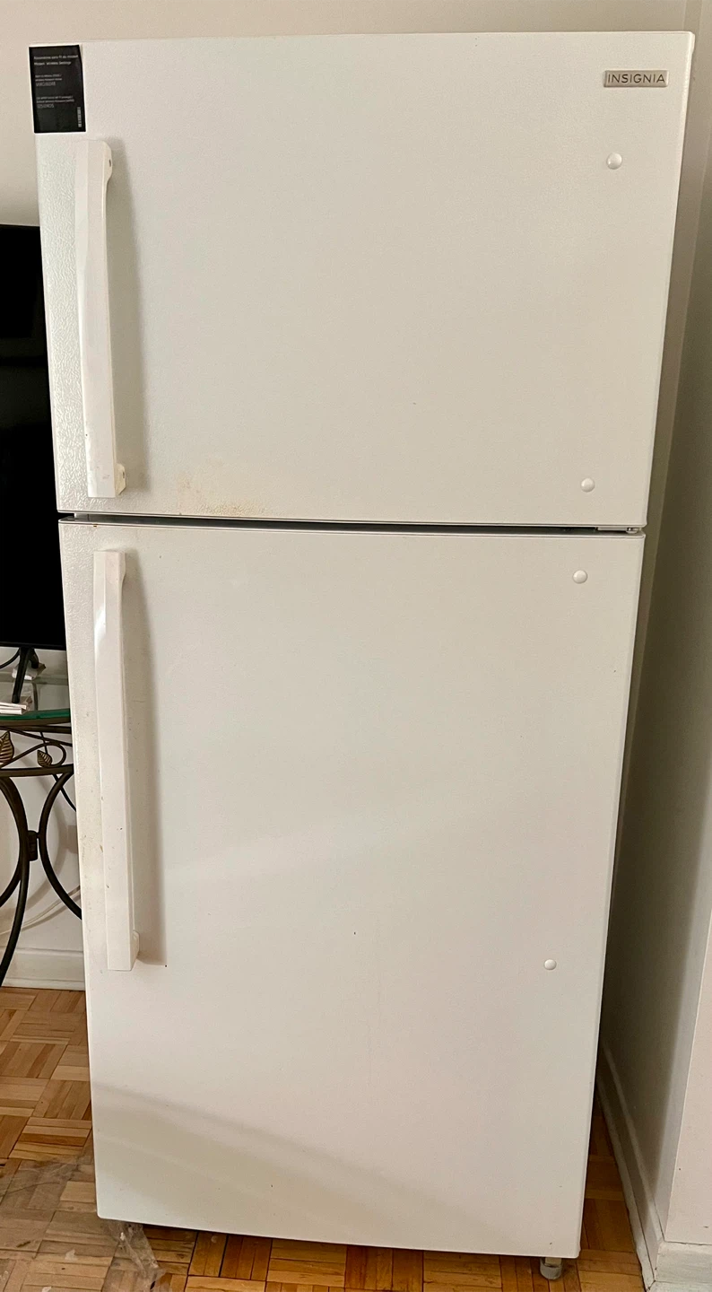 Insignia White Top-Freezer Refrigerator - photo 2