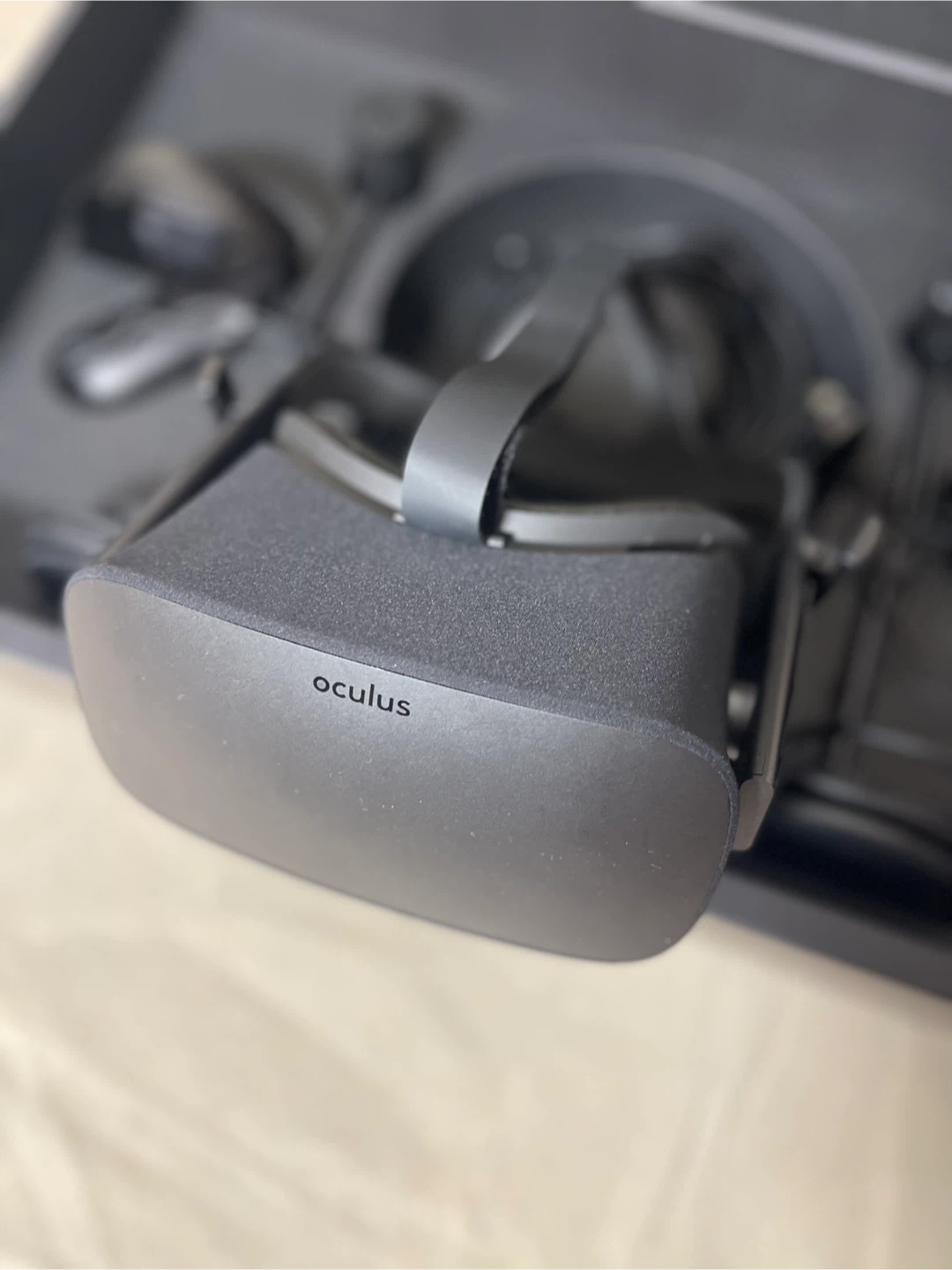 Oculus Rift S VR Headset with Controllers - Black - photo 3