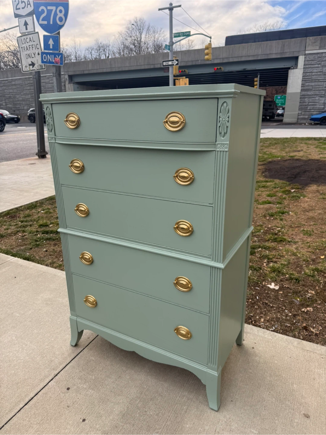 Free delivery dresser wood - photo 2