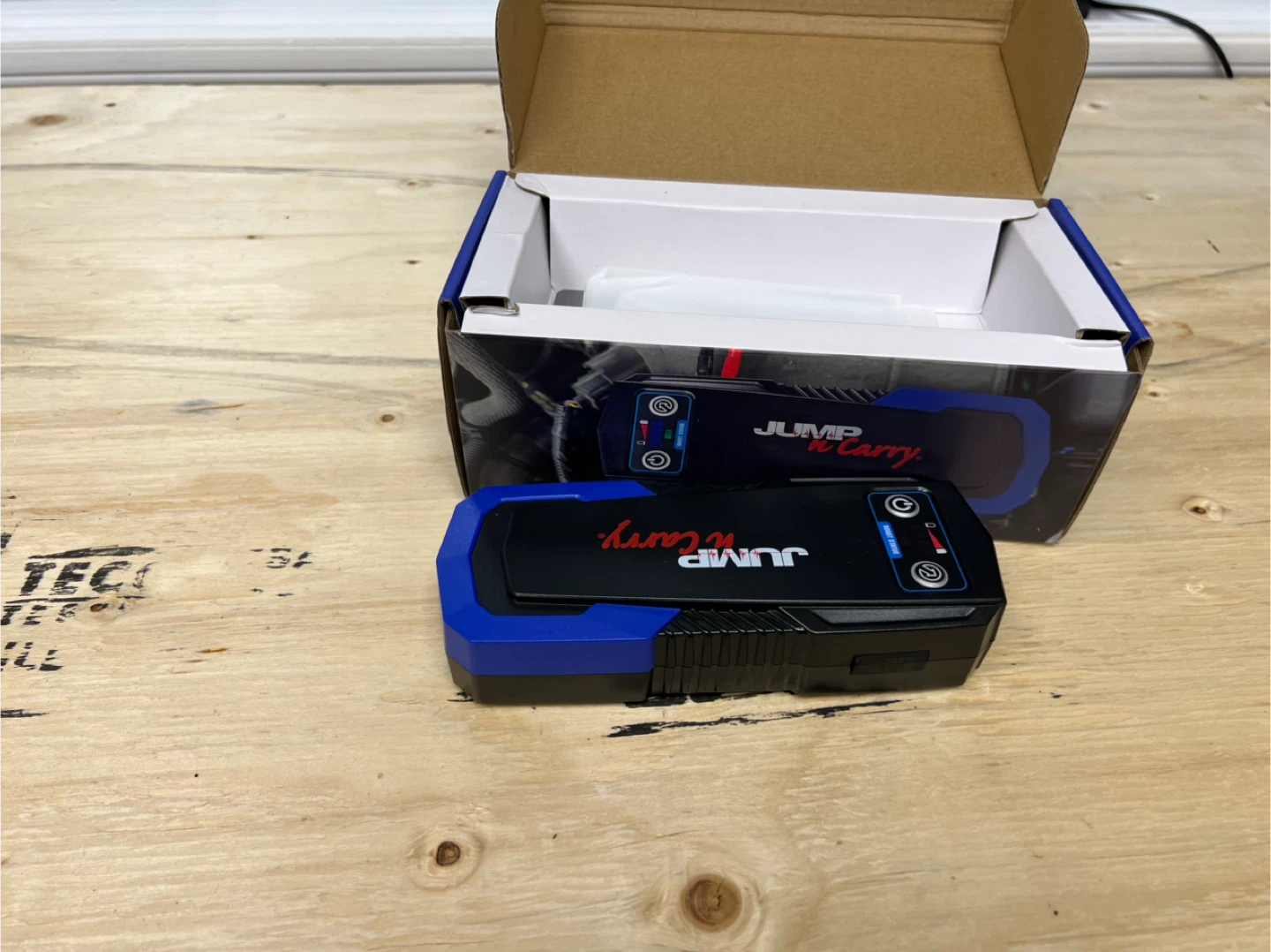 New Jump 'n' Carry JNC305 12V Lithium Jump Starter - photo 2