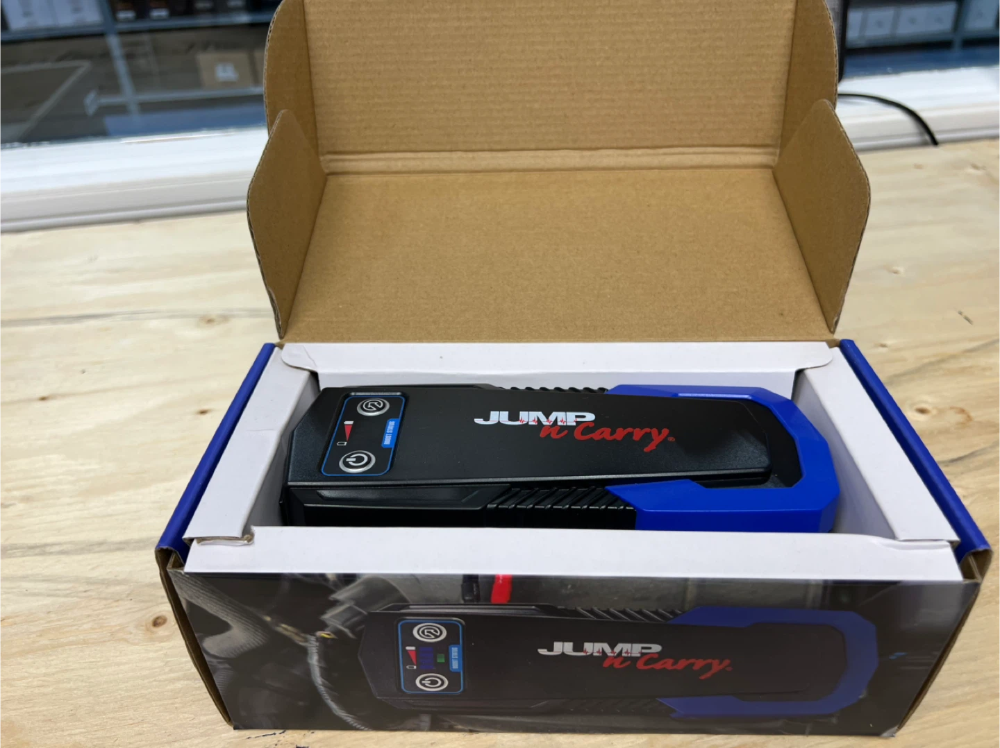 New Jump 'n' Carry JNC305 12V Lithium Jump Starter - photo 4