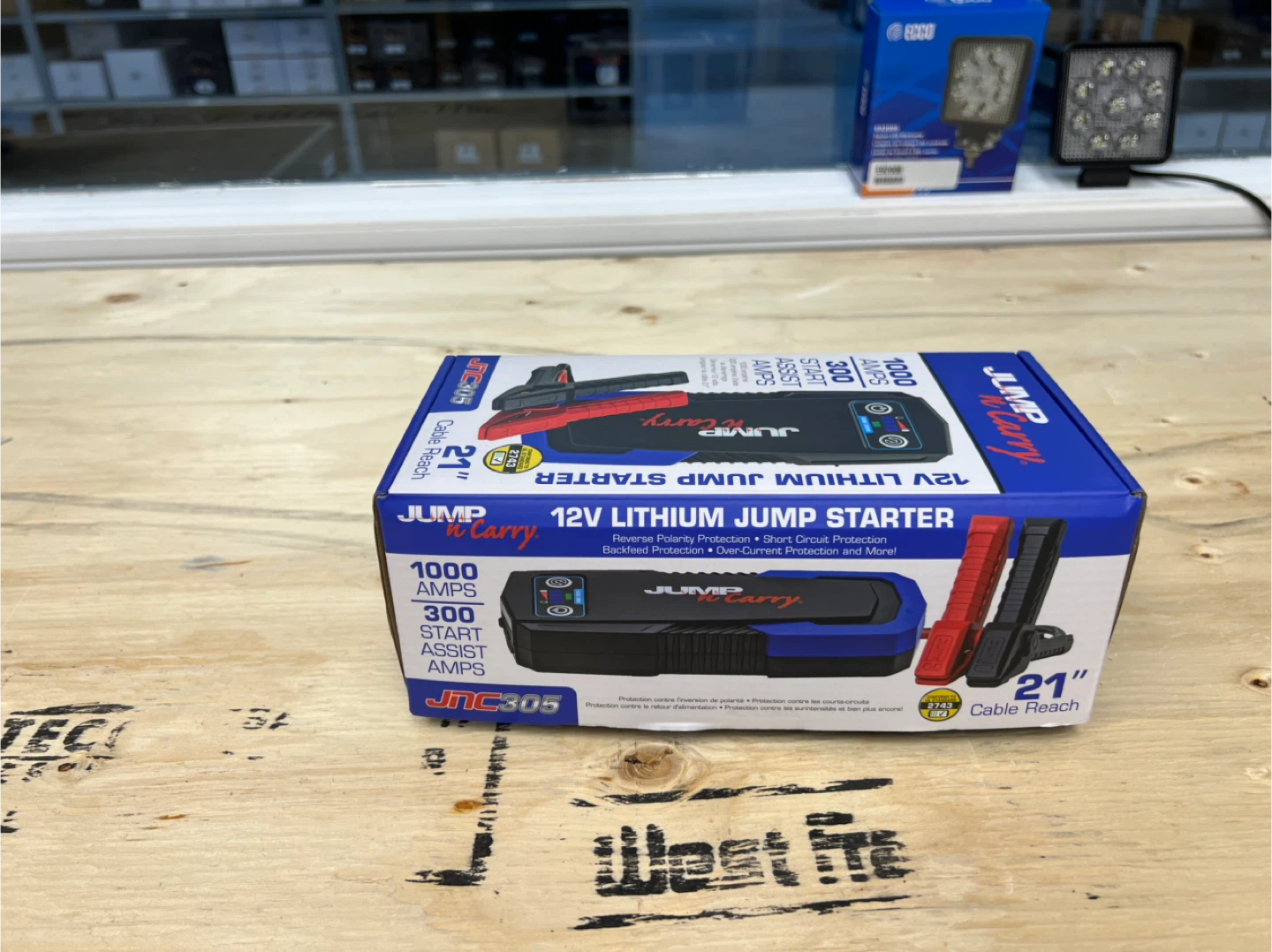 New Jump 'n' Carry JNC305 12V Lithium Jump Starter - photo 3