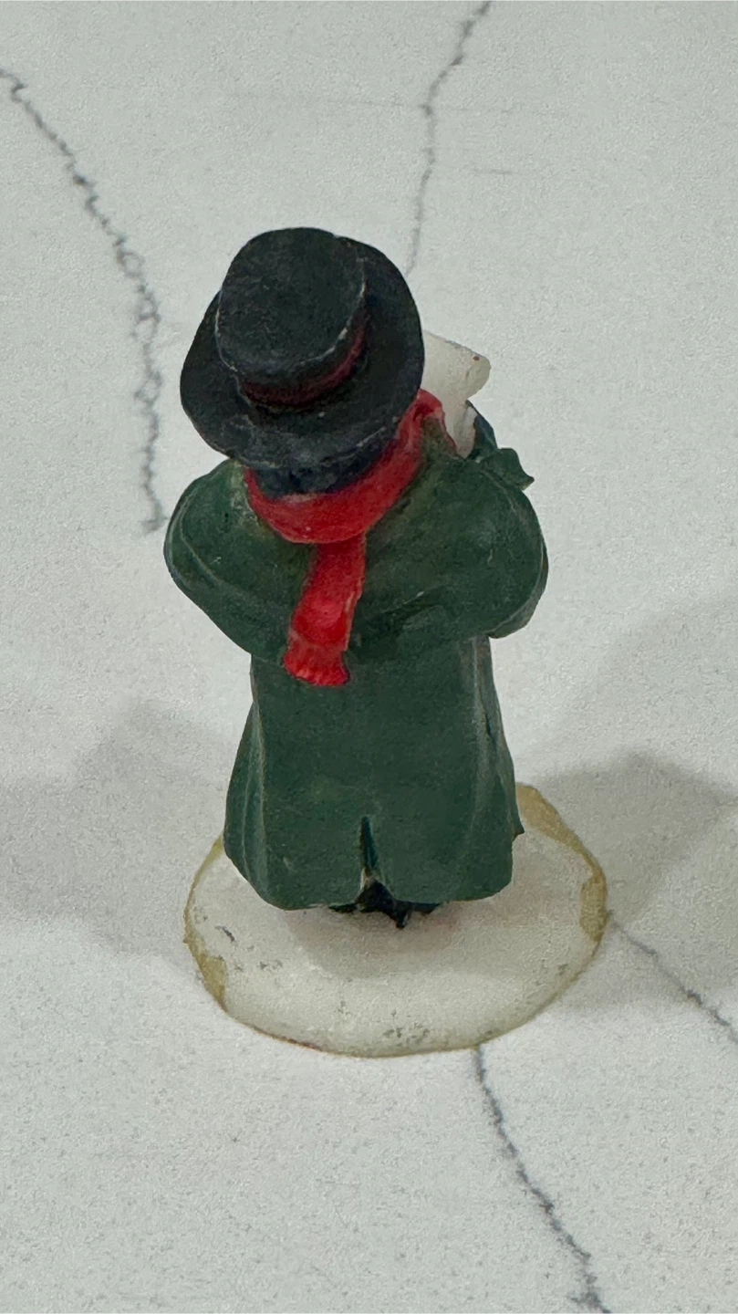 Christmas Caroler Figurine - photo 2