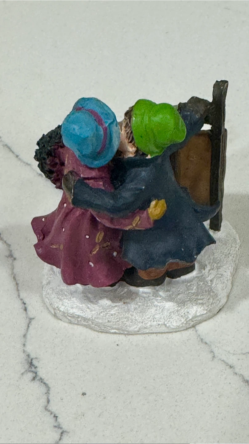 Figurine of Children with Skis and Wreath - photo 2