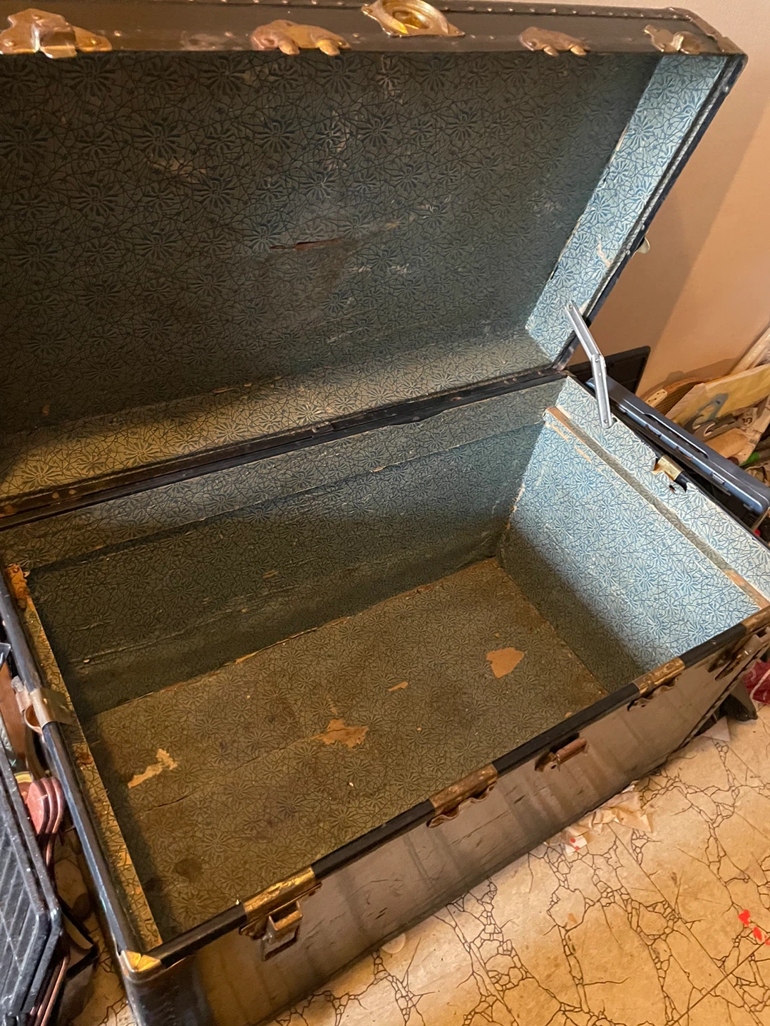 Antique steamer trunk - photo 2