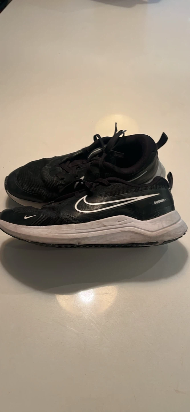 Nike Cosmic Runner boys Black/White Size 6Y - photo 2
