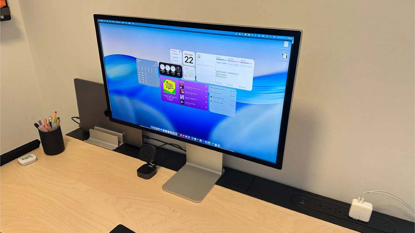 Apple Studio Display (Tilt & Height Adjustable Stand)