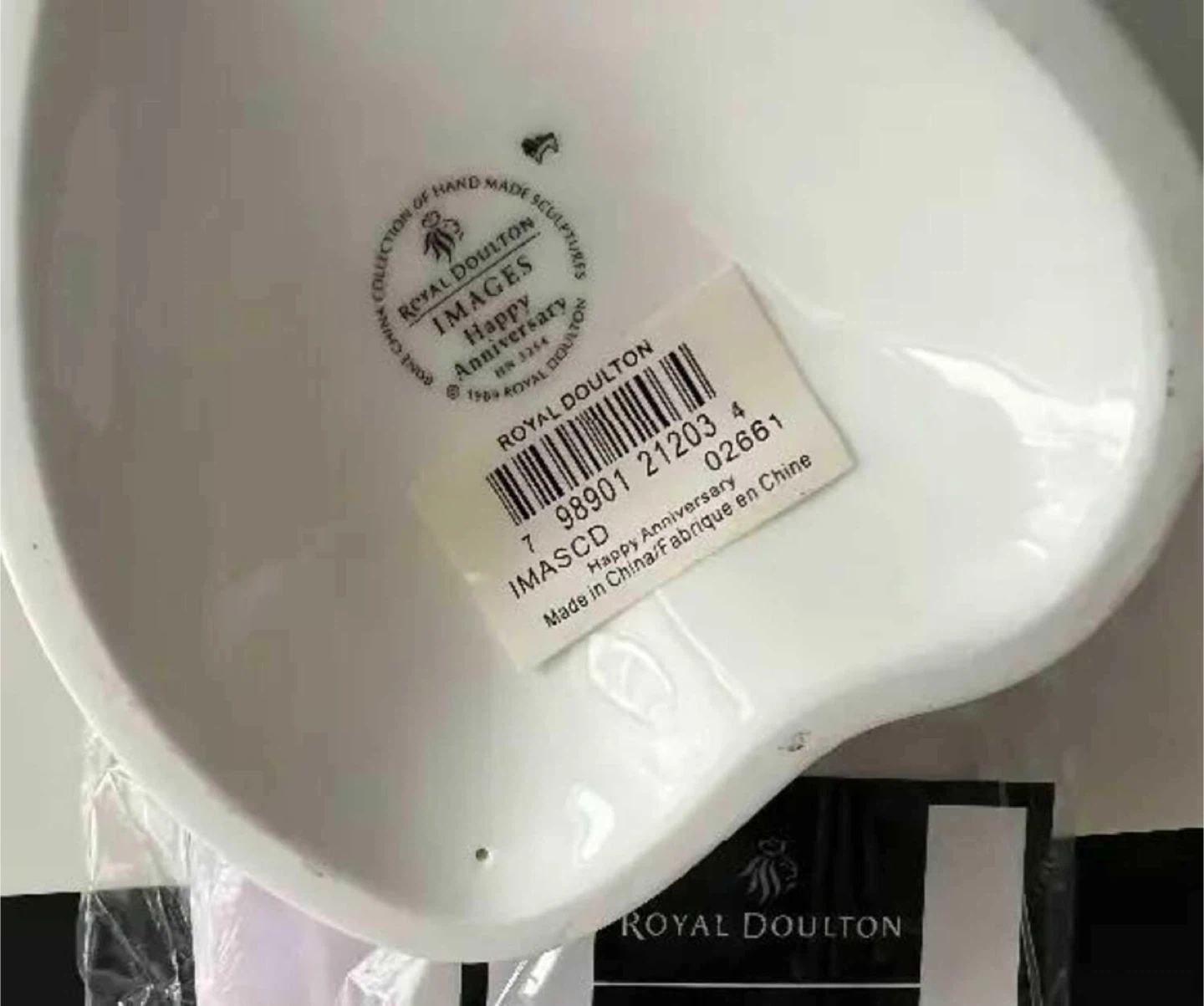 Royal Doulton Happy Anniversary Figurine - photo 2