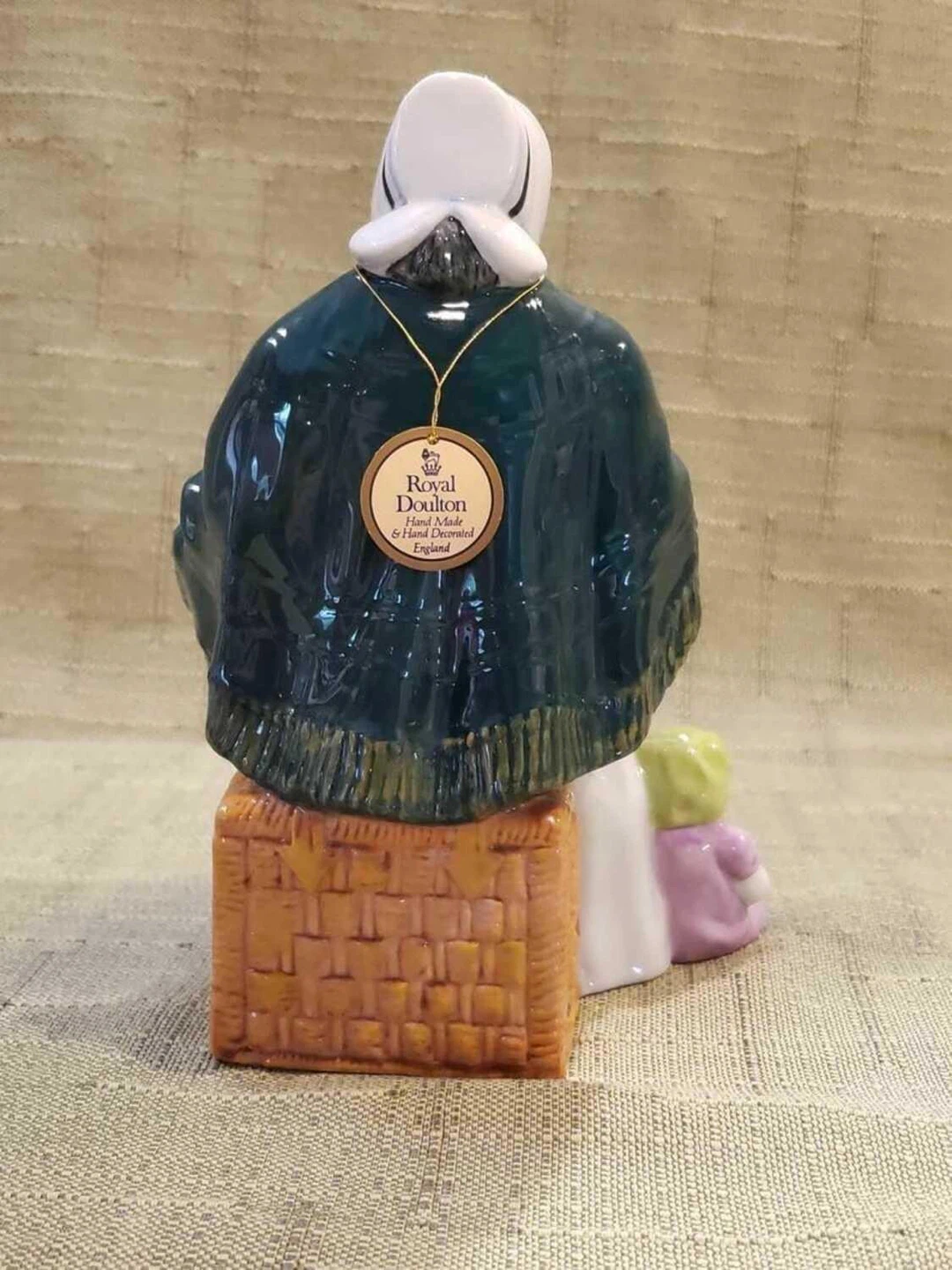 Royal Doulton "The Rag Doll Seller" Figurine - photo 4