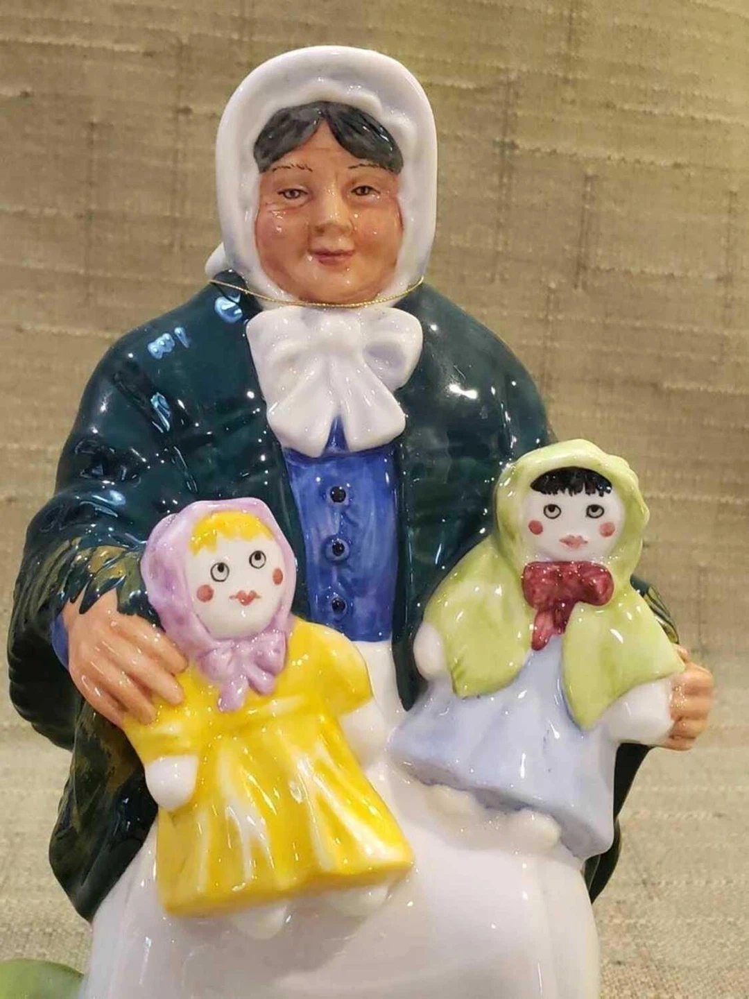 Royal Doulton "The Rag Doll Seller" Figurine - photo 3