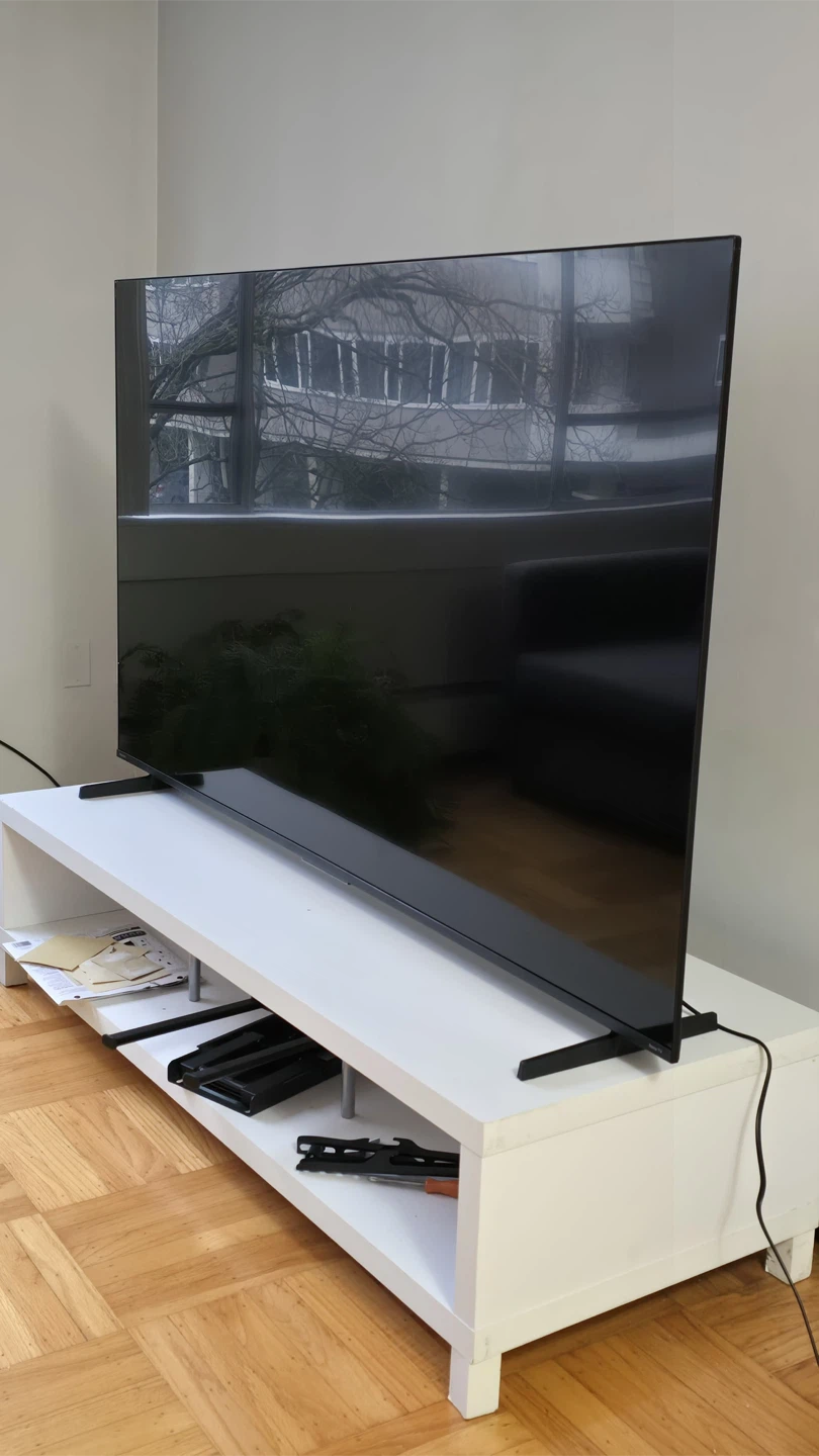 Hisense 70" Roku TV UHD 4K R6 Series - photo 2