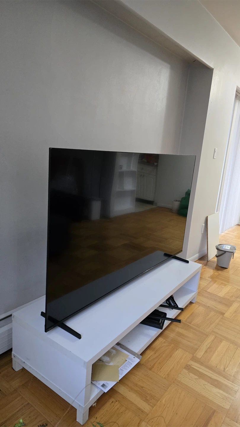 Hisense 70" Roku TV UHD 4K R6 Series - photo 3