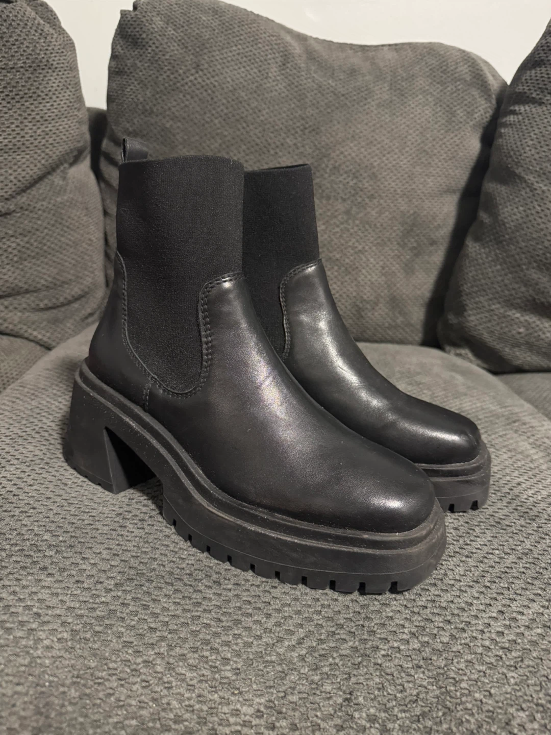 Aldo Chelsea boots size 9women never worn outside