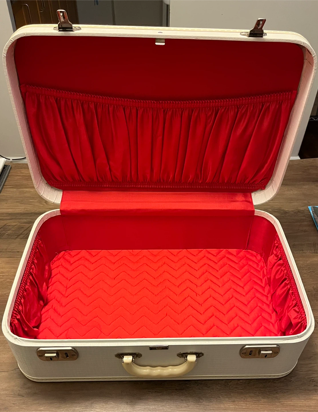 Christie Baggage Vintage Suitcase - photo 2