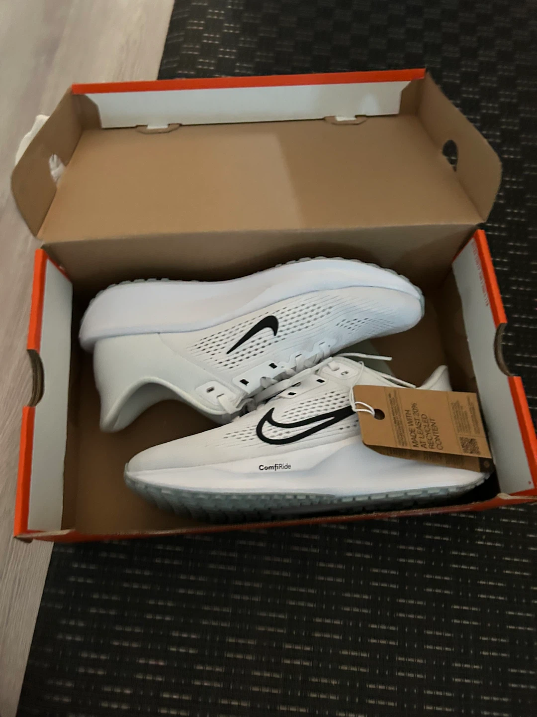 Nike Women's Quest 6 White Size 9 (New)