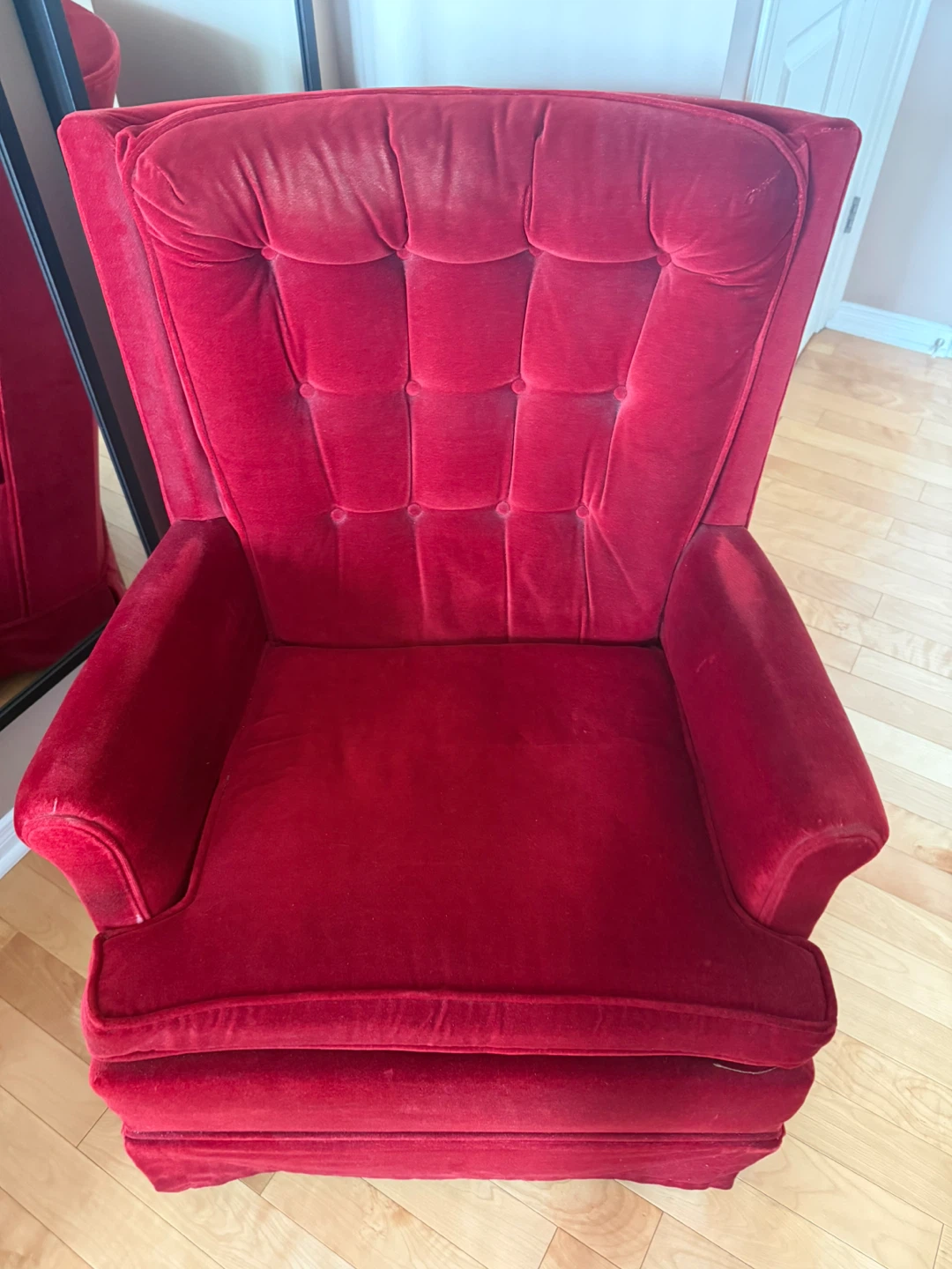 Red Velour Armchair - photo 3