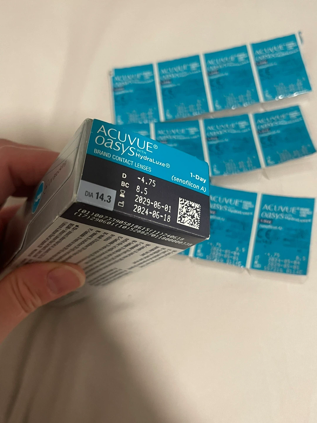 -4.75 Acuvue Oasys Hydraluxe 1-Day Contact Lenses - photo 2