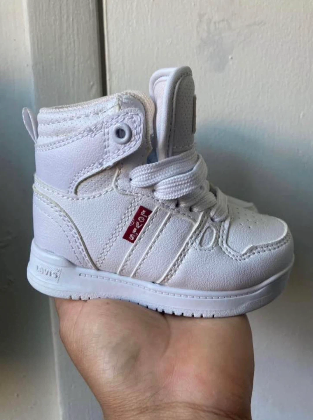 Levi’s  baby shoes size 5 🥕