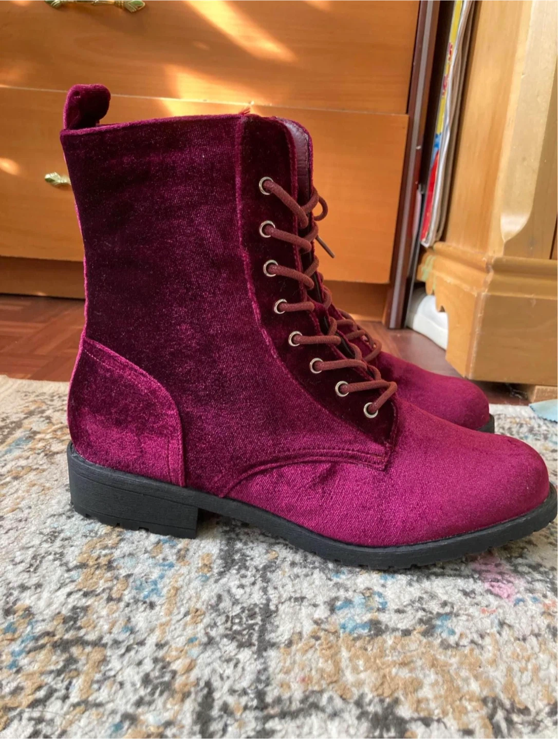 Womens velvet boots size 9 🥕