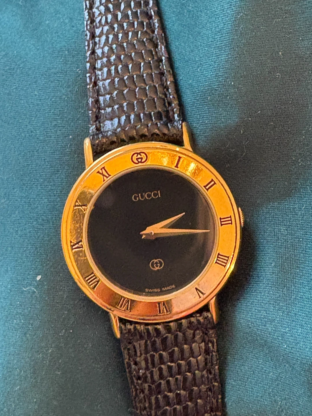 Vintage Gucci Gold-Tone Watch with Black Lizard Strap - photo 2